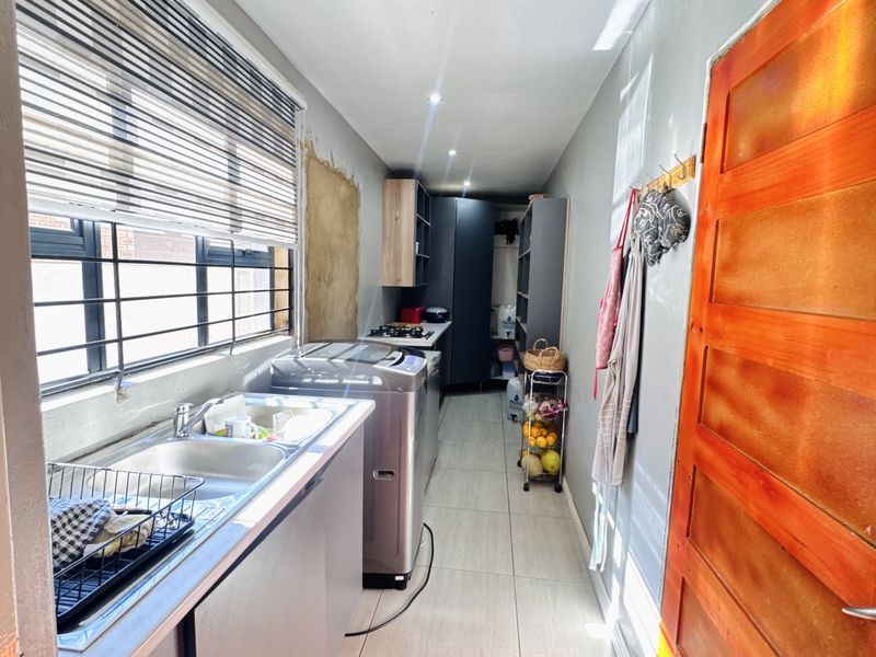 Stylish 5 Bedroom Home with Premium Features in Rockdale - Photo 8