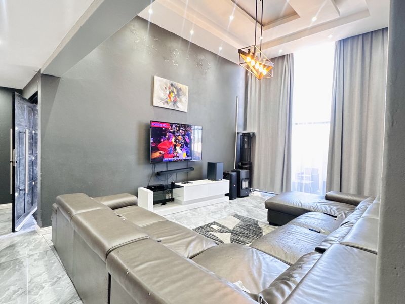 Stylish 5 Bedroom Home with Premium Features in Rockdale - Photo 7