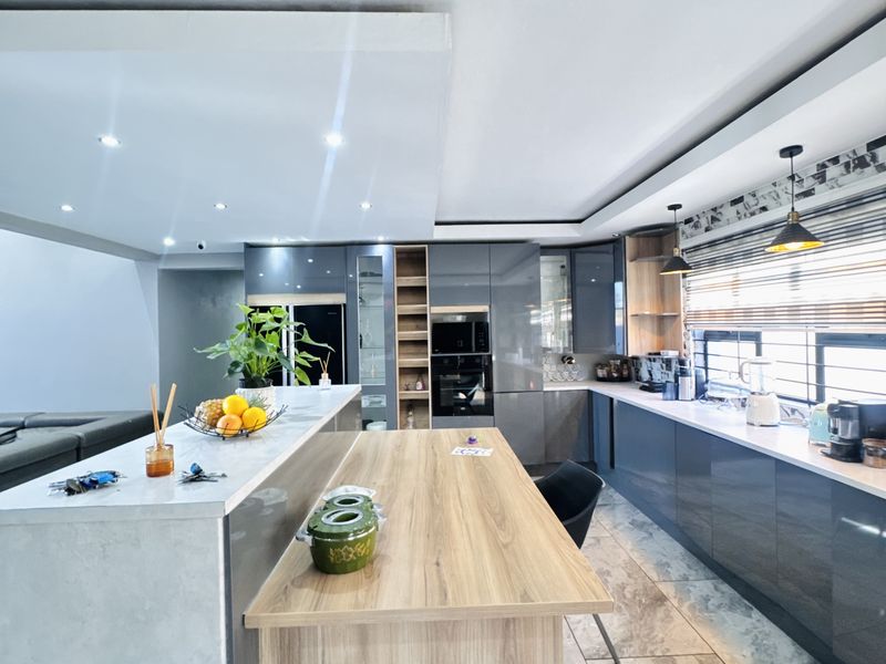 Stylish 5 Bedroom Home with Premium Features in Rockdale - Photo 3