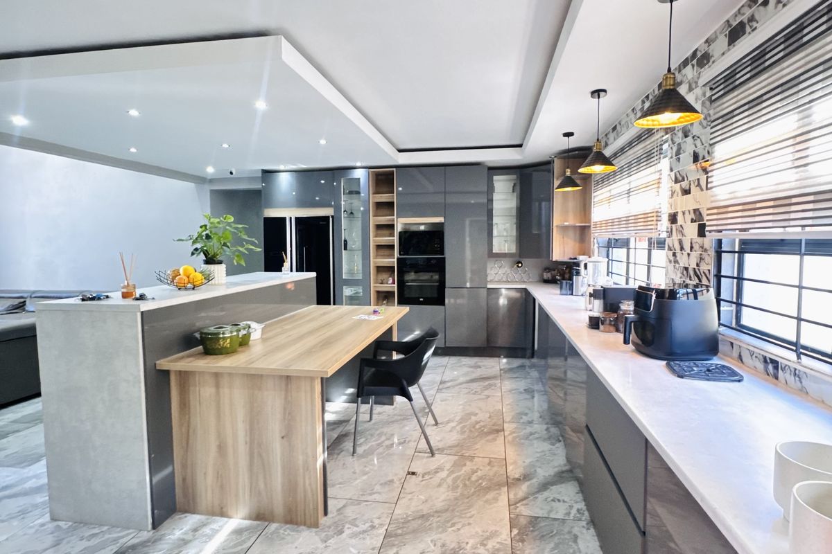 Stylish 5 Bedroom Home with Premium Features in Rockdale - Photo 4