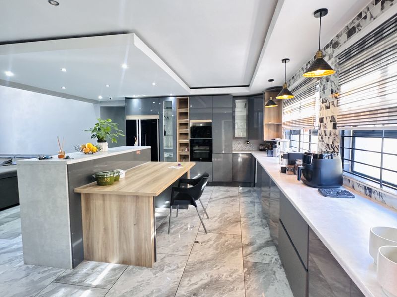Stylish 5 Bedroom Home with Premium Features in Rockdale - Photo 4