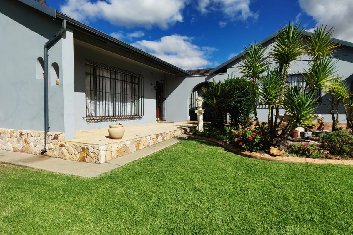 4 bedroom with pool in Nigel , Noycedale - Photo 2