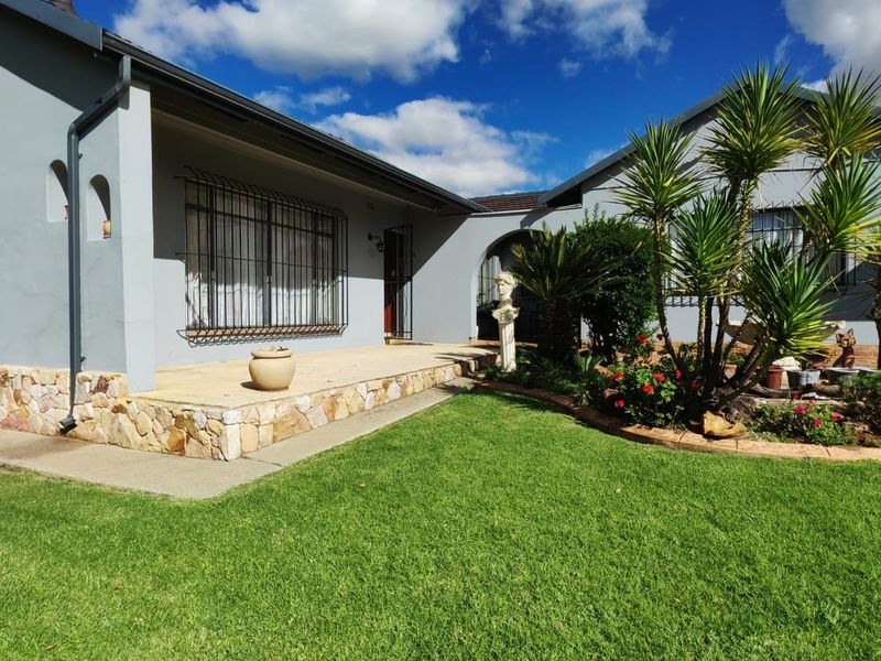 4 bedroom with pool in Nigel , Noycedale - Photo 2