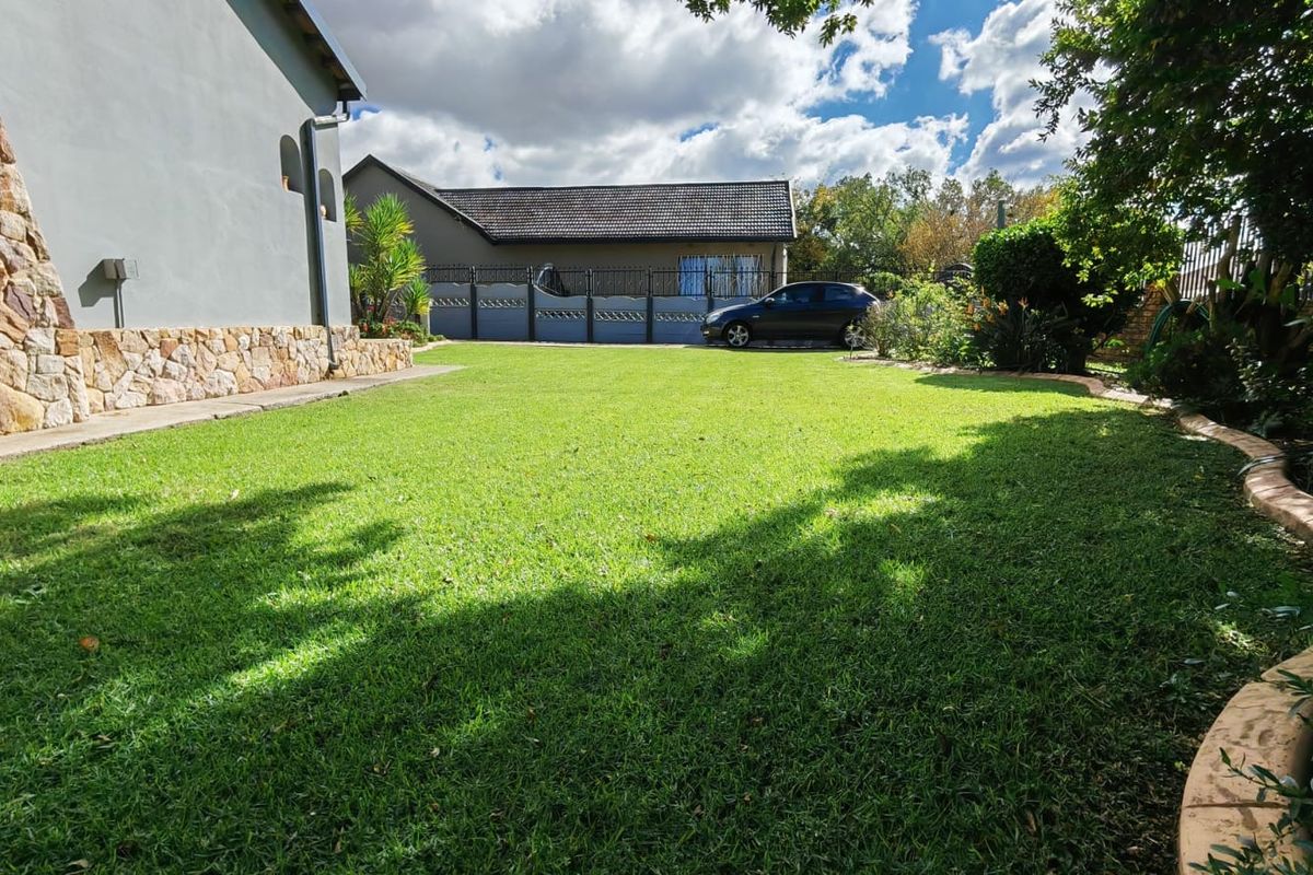 4 bedroom with pool in Nigel , Noycedale - Photo 3