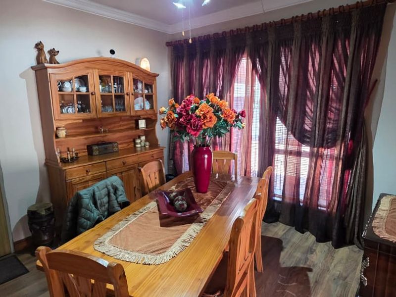 Family Home with Exceptional Space & Entertainment in Flora Gardens - Photo 9