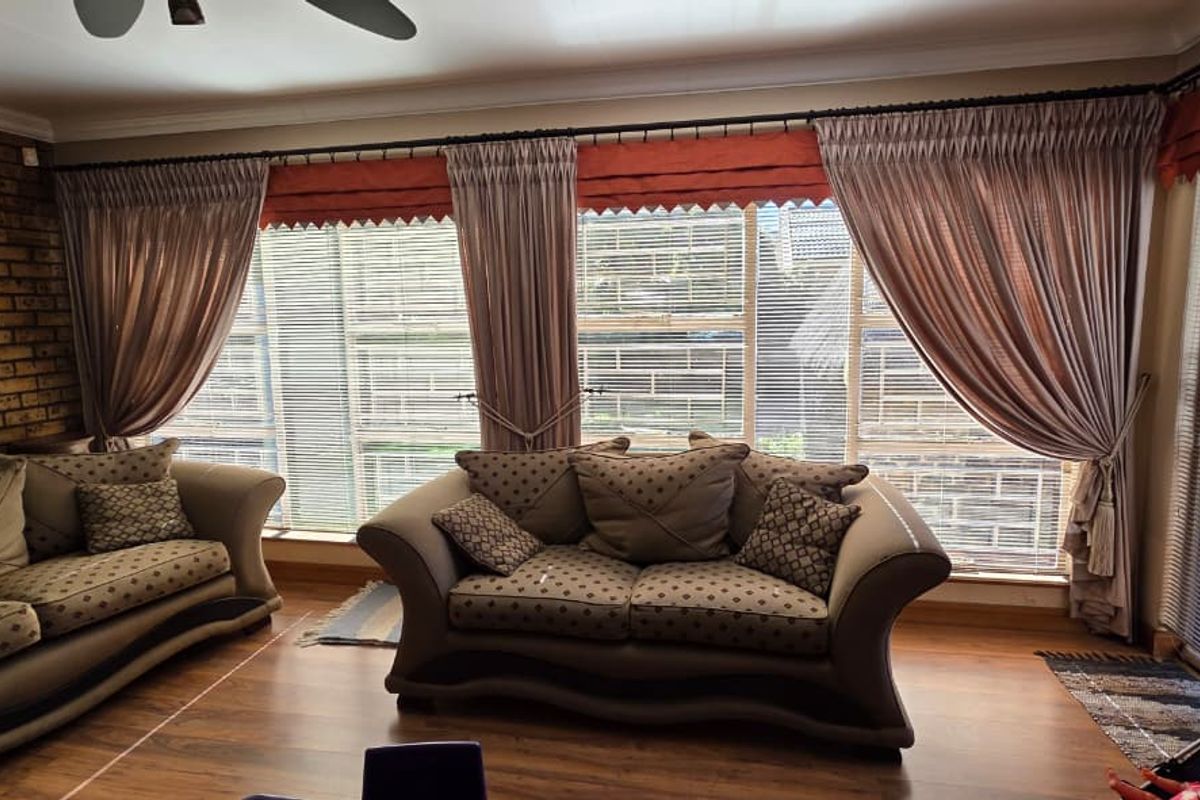 Family Home with Exceptional Space & Entertainment in Flora Gardens - Photo 3