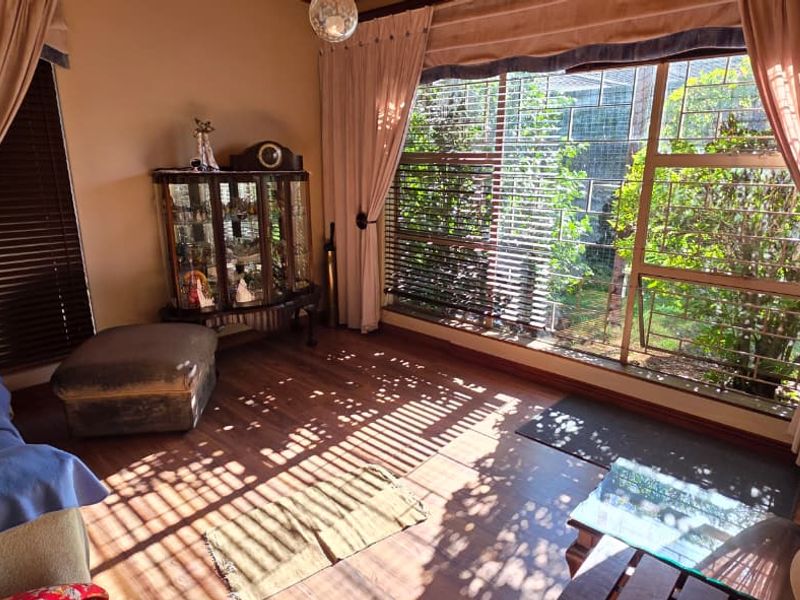 Family Home with Exceptional Space & Entertainment in Flora Gardens - Photo 4