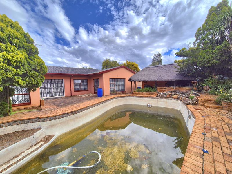 LOVELY HOME NEAR VARIOUS AMENITIES FOR SALE! - Photo 2