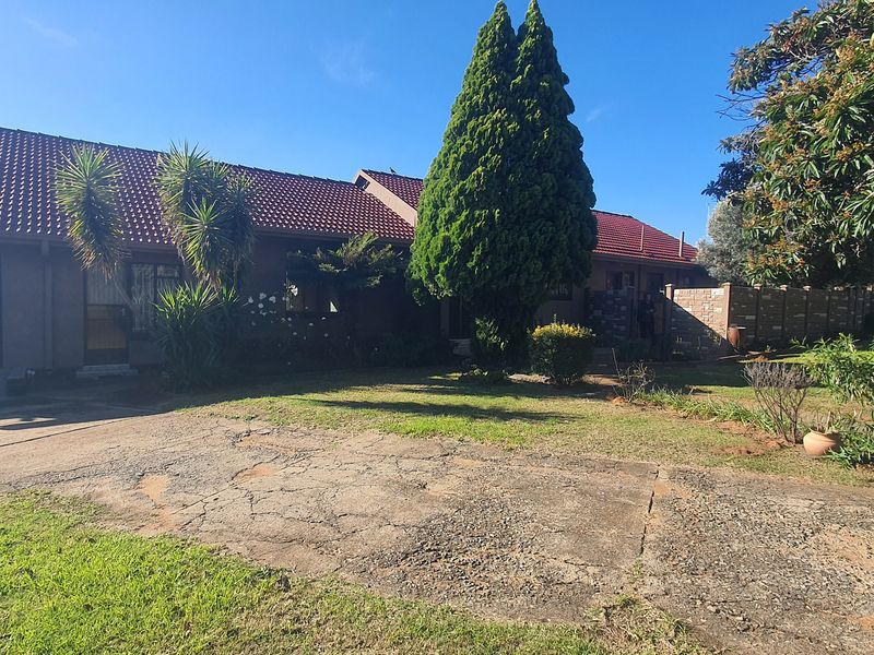 4 bedroom plus 1 bedroom flat - Photo 1