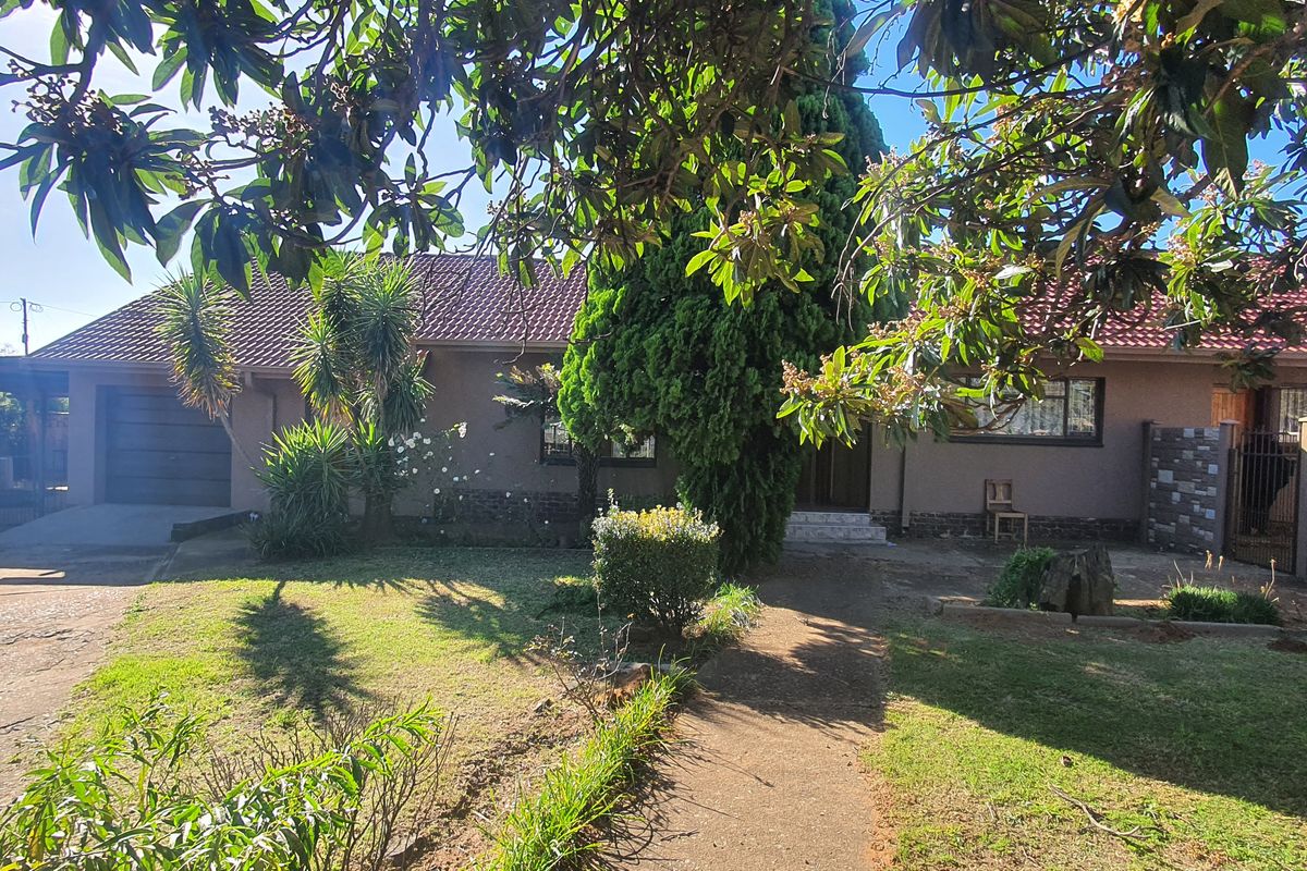 4 bedroom plus 1 bedroom flat - Photo 2