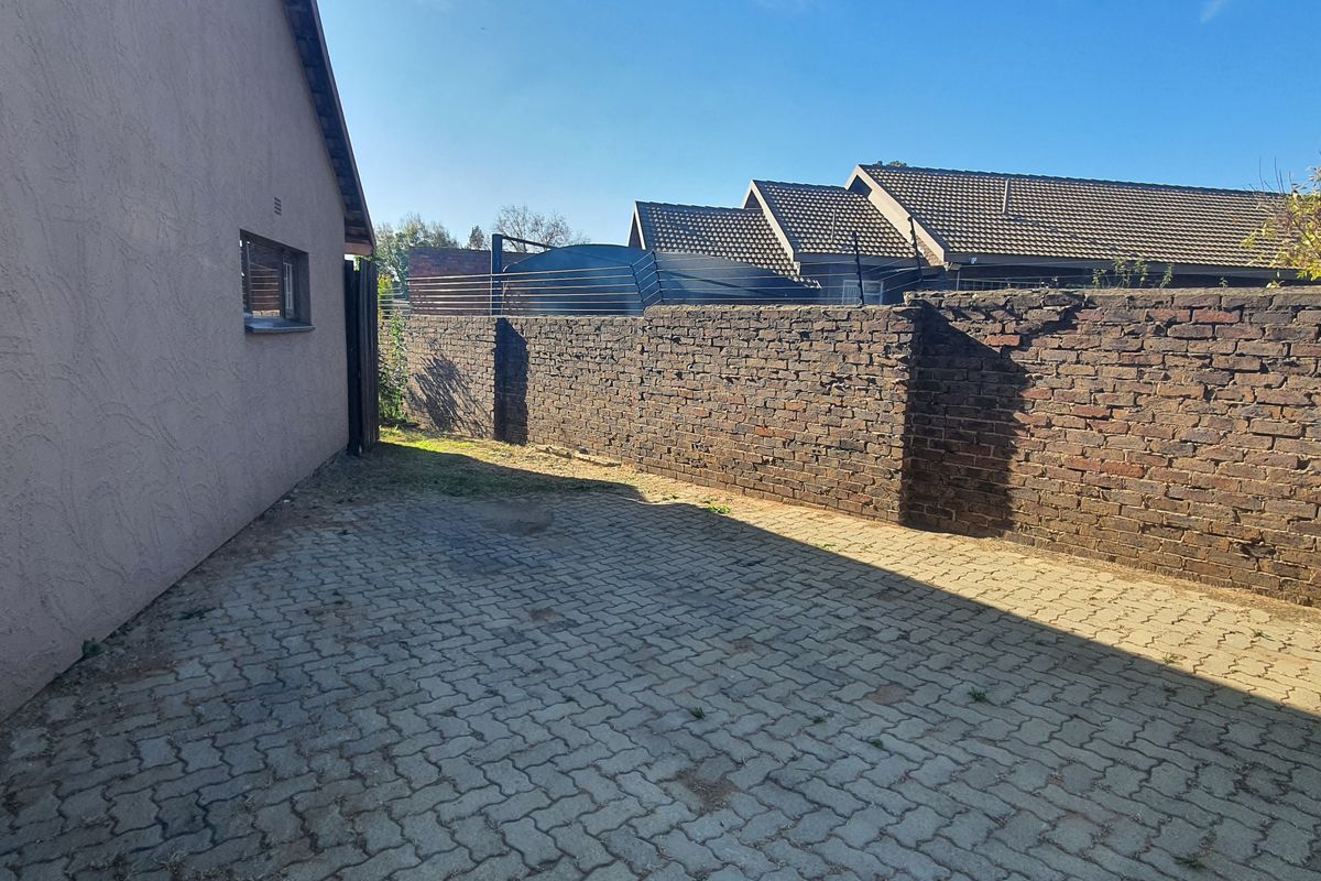 4 bedroom plus 1 bedroom flat - Photo 5