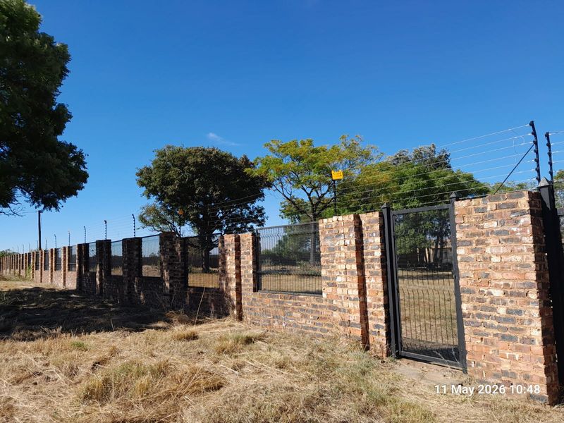 12.85 hectare - Two meter perimeter wall  and Electric fence - Photo 10