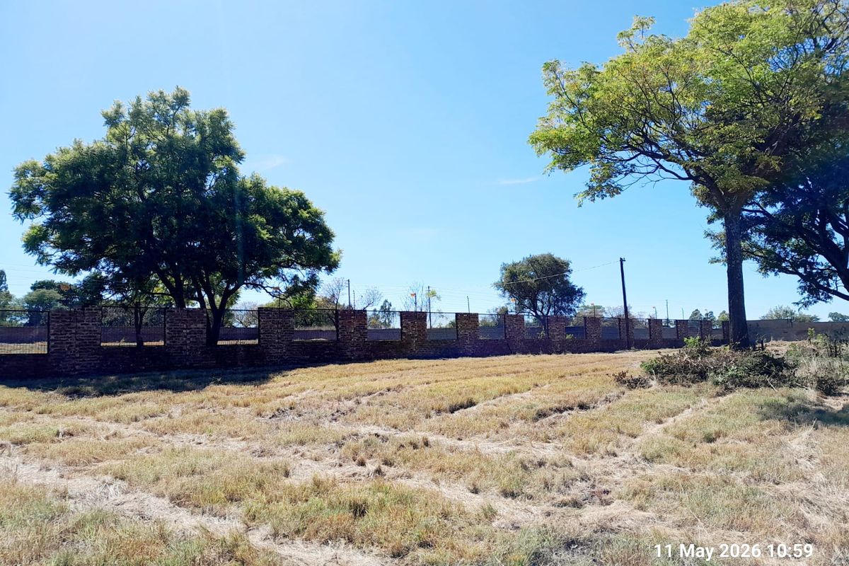 12.85 hectare - Two meter perimeter wall  and Electric fence - Photo 5