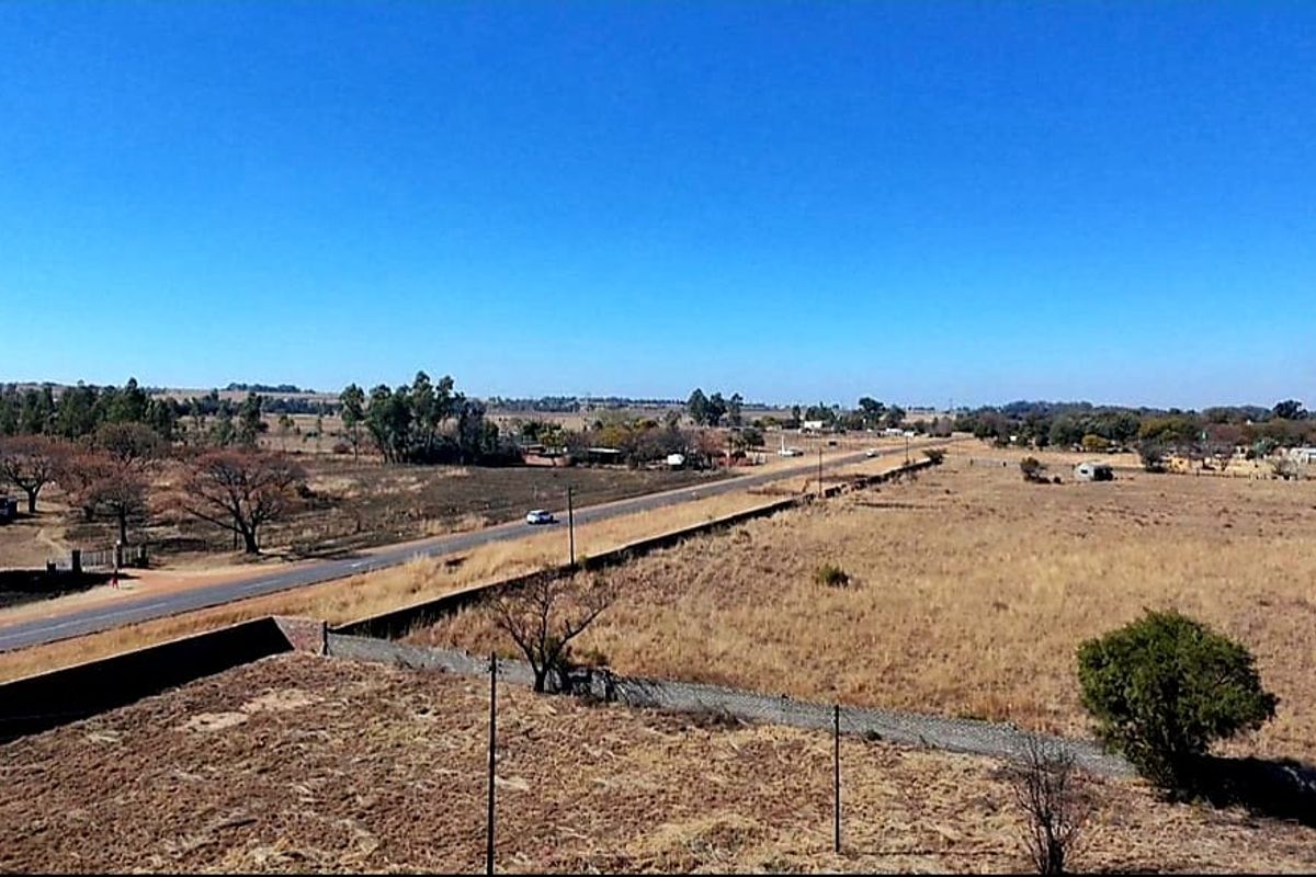 12.85 hectare - Two meter perimeter wall  and Electric fence - Photo 3