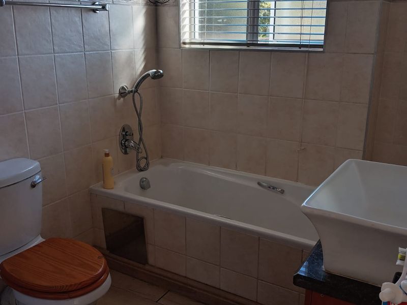 BEAUTIFUL HOME IN RIVERSPRAY LIFESTYLE ESTATE - Photo 5