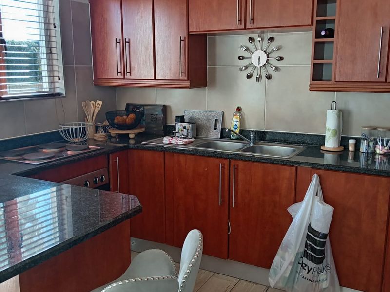 BEAUTIFUL HOME IN RIVERSPRAY LIFESTYLE ESTATE - Photo 2
