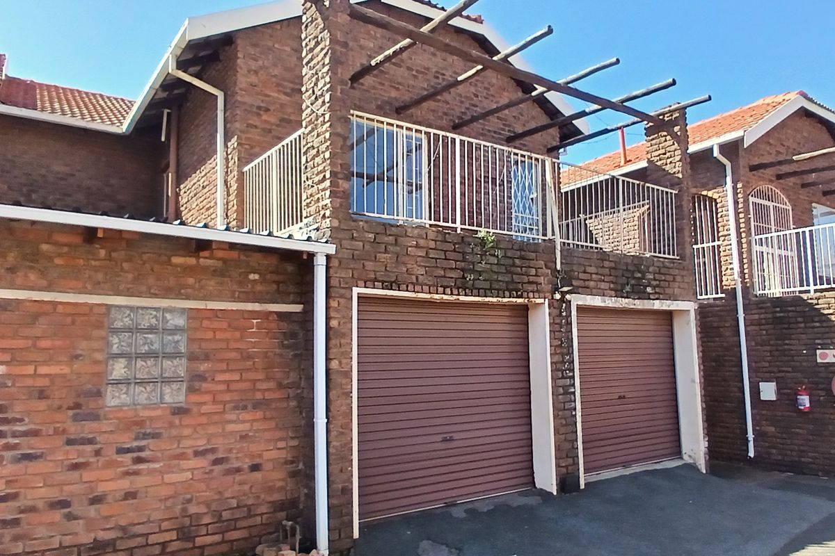 Spacious 4 bedroom duplex available immediately! - Photo 2