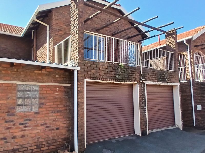 Spacious 4 bedroom duplex available immediately! - Photo 2