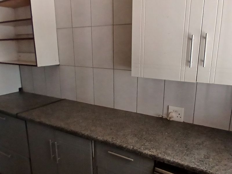 Spacious 4 bedroom duplex available immediately! - Photo 9