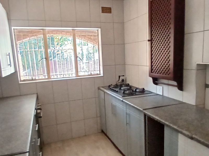 Spacious 4 bedroom duplex available immediately! - Photo 8