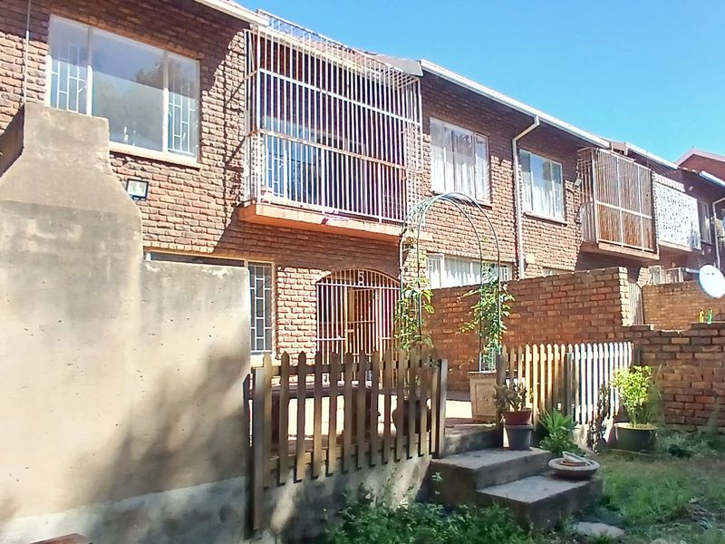 Spacious 4 bedroom duplex available immediately! - Photo 7