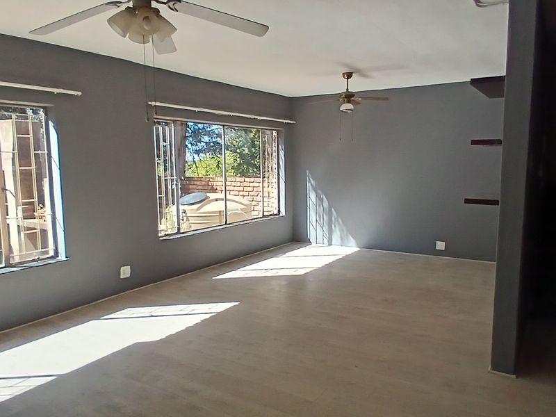 Spacious 4 bedroom duplex available immediately! - Photo 6