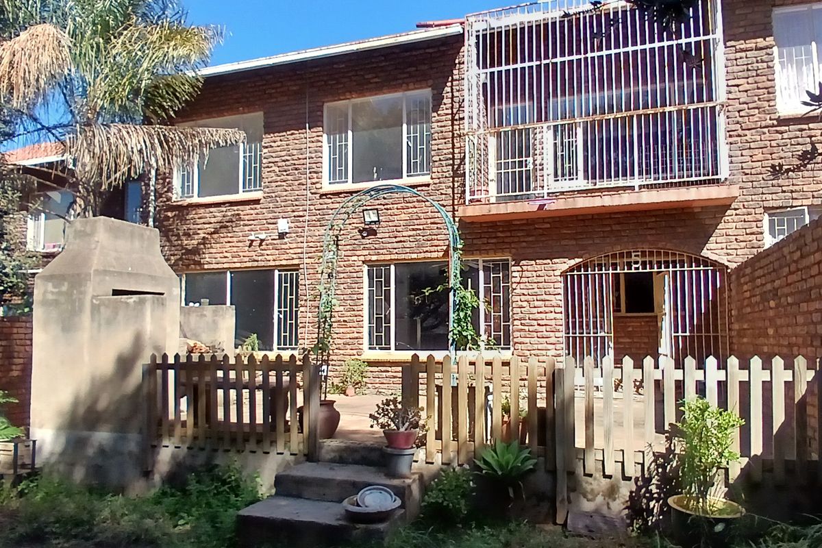 Spacious 4 bedroom duplex available immediately! - Photo 3