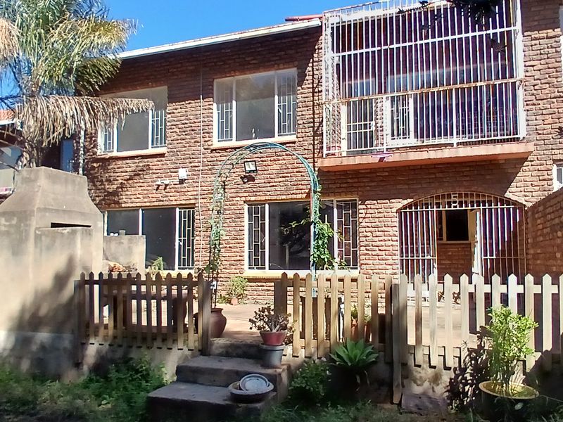 Spacious 4 bedroom duplex available immediately! - Photo 3