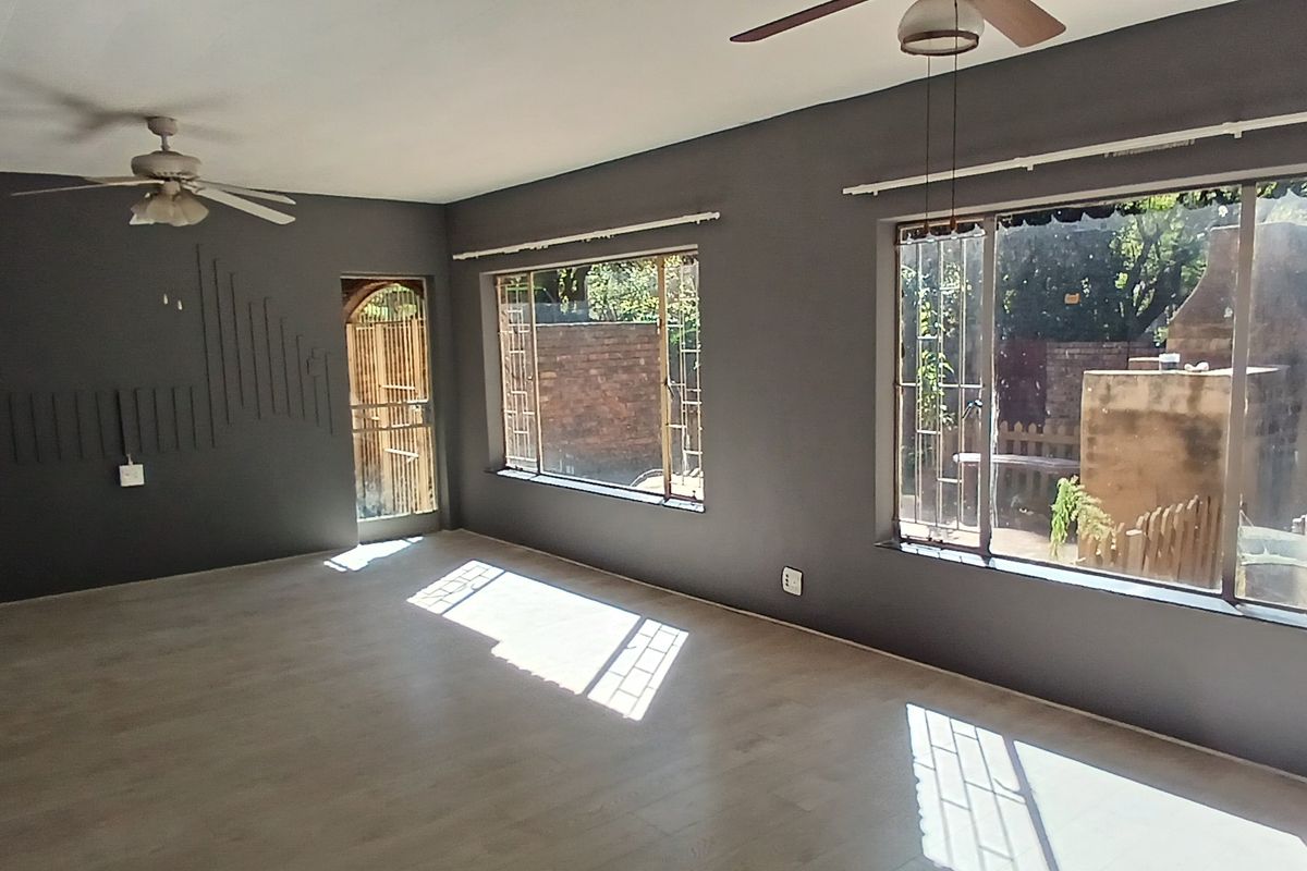 Spacious 4 bedroom duplex available immediately! - Photo 5