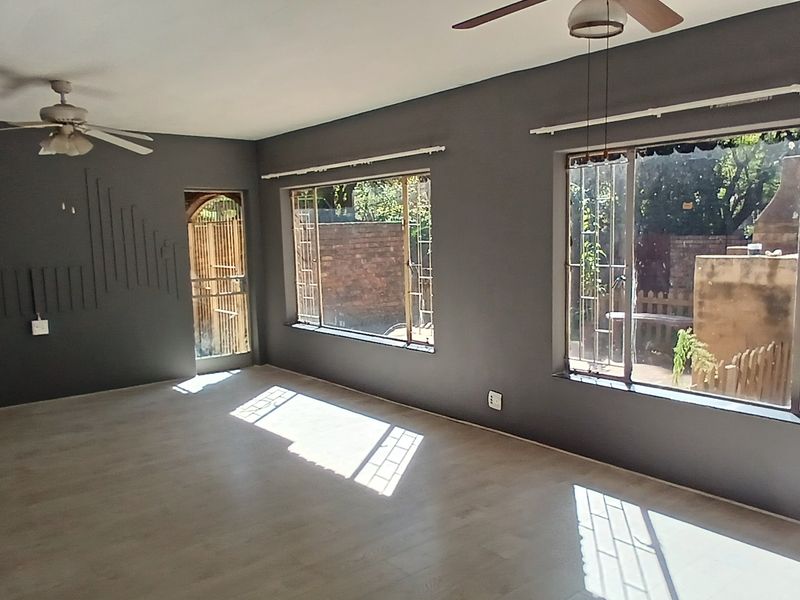 Spacious 4 bedroom duplex available immediately! - Photo 5