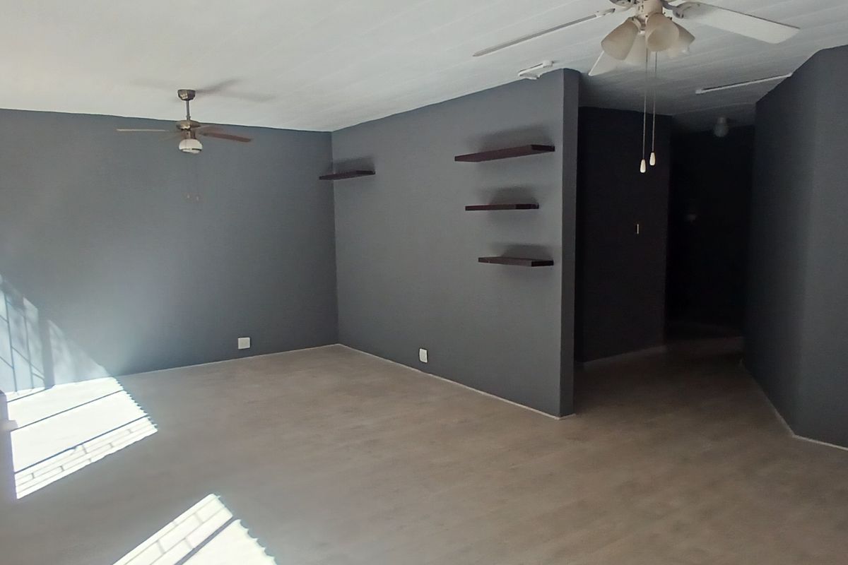 Spacious 4 bedroom duplex available immediately! - Photo 4