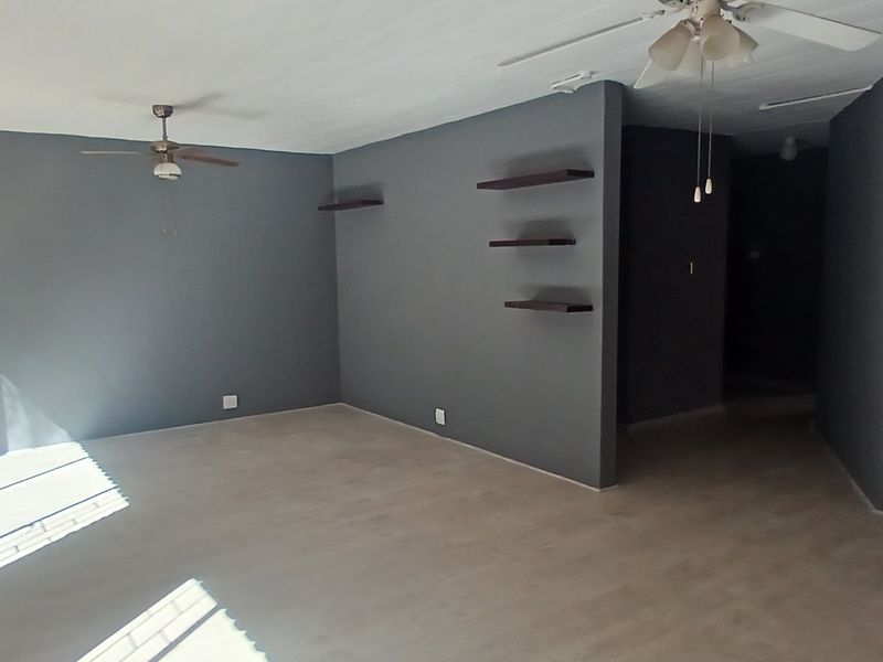 Spacious 4 bedroom duplex available immediately! - Photo 4
