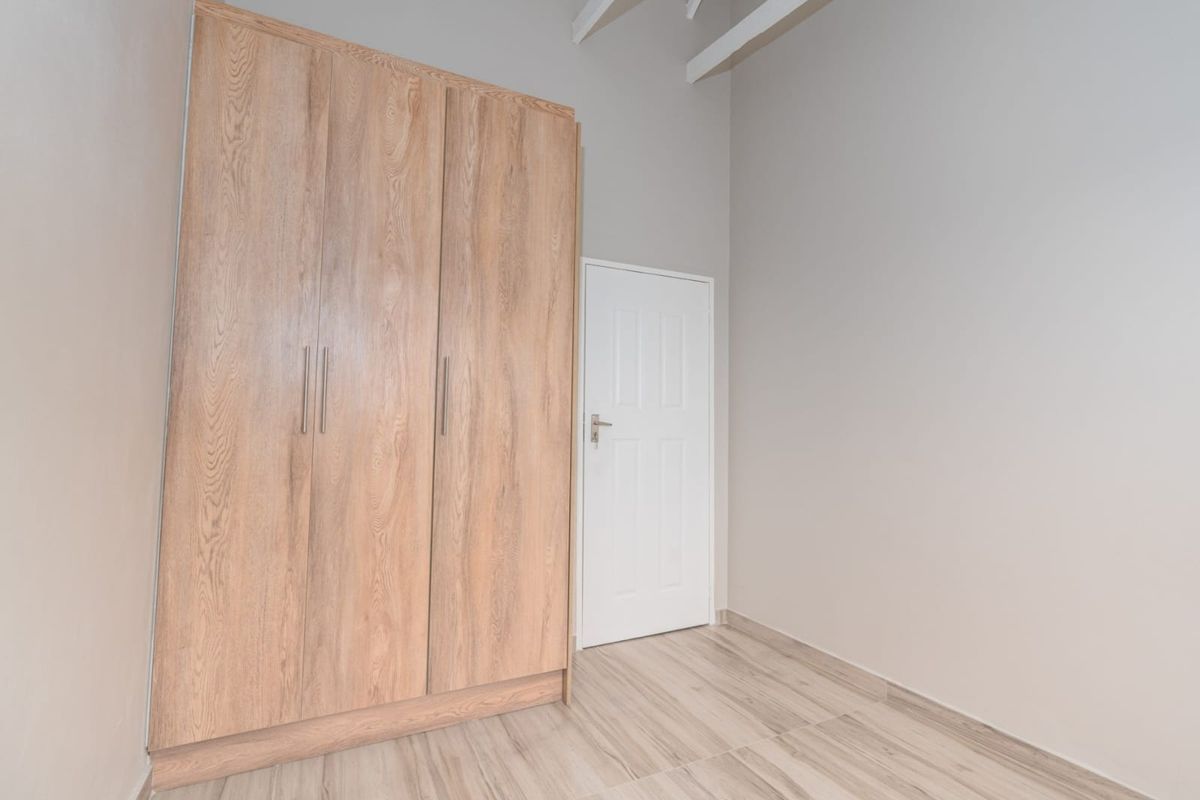 Modern 3 Bedroom Duplex in Safe & Secure Complex with Private Backyard and Gas Stove - Photo 4