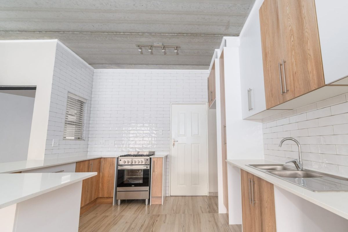 Modern 3 Bedroom Duplex in Safe & Secure Complex with Private Backyard and Gas Stove - Photo 2