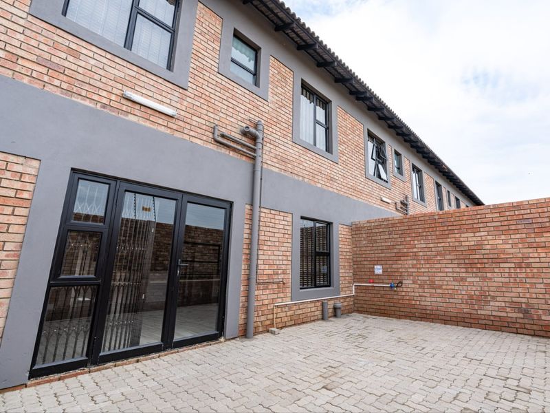 Modern 3 Bedroom Duplex in Safe & Secure Complex with Private Backyard and Gas Stove - Photo 7