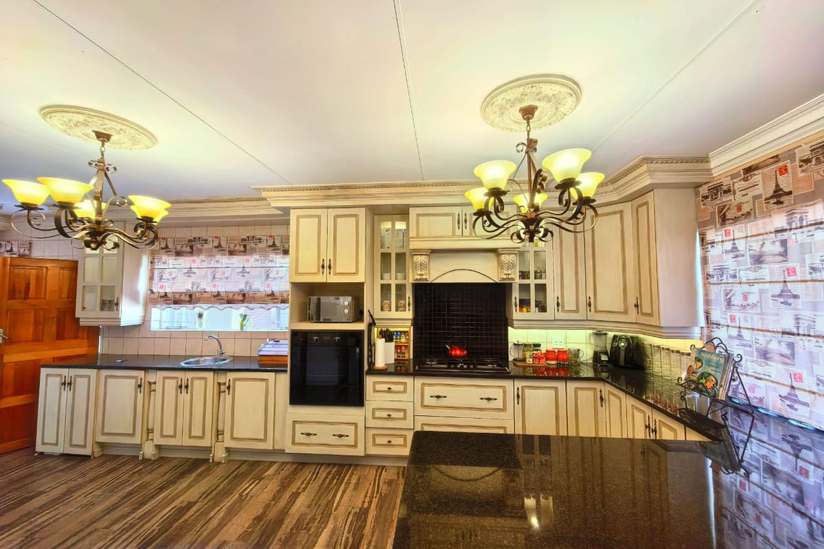 Beautiful, move-in ready, family house for sale in Sasolburg - Photo 3
