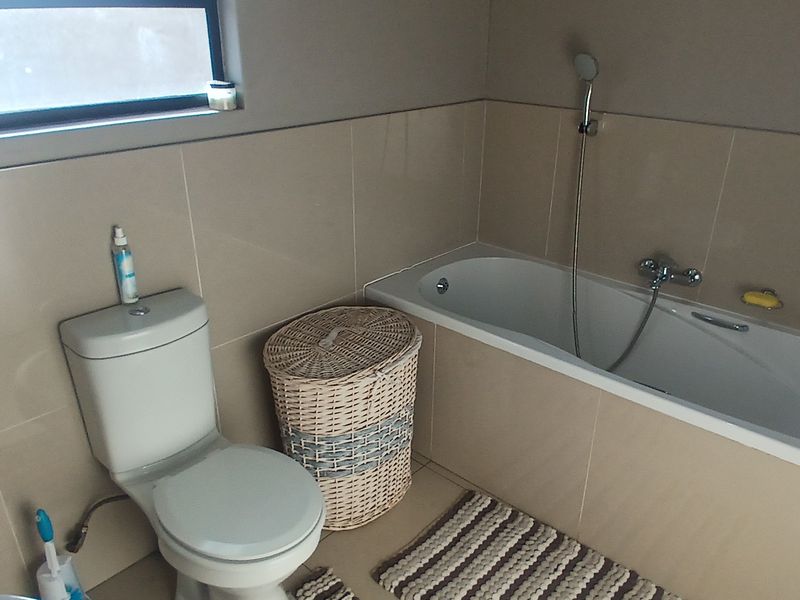 Ready to move in! Great property in a great estate! - Photo 7
