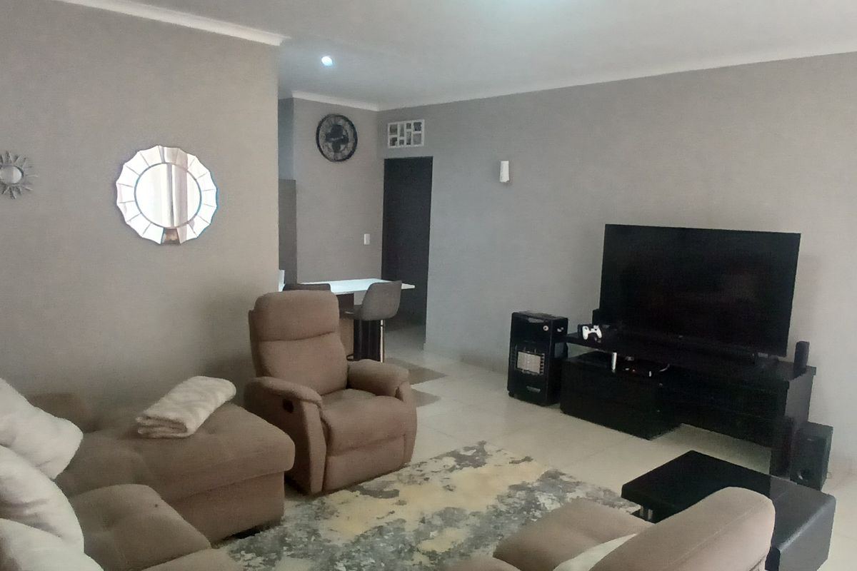 Ready to move in! Great property in a great estate! - Photo 4