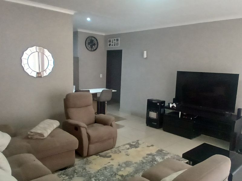 Ready to move in! Great property in a great estate! - Photo 4