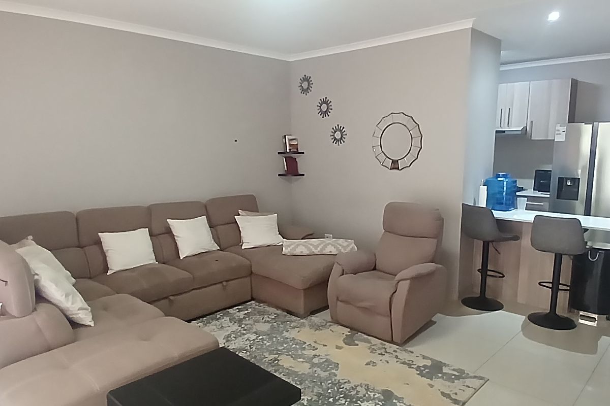 Ready to move in! Great property in a great estate! - Photo 3