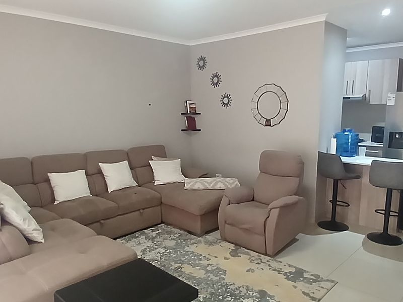 Ready to move in! Great property in a great estate! - Photo 3