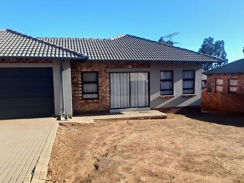 Ready to move in! Great property in a great estate! - Photo 2