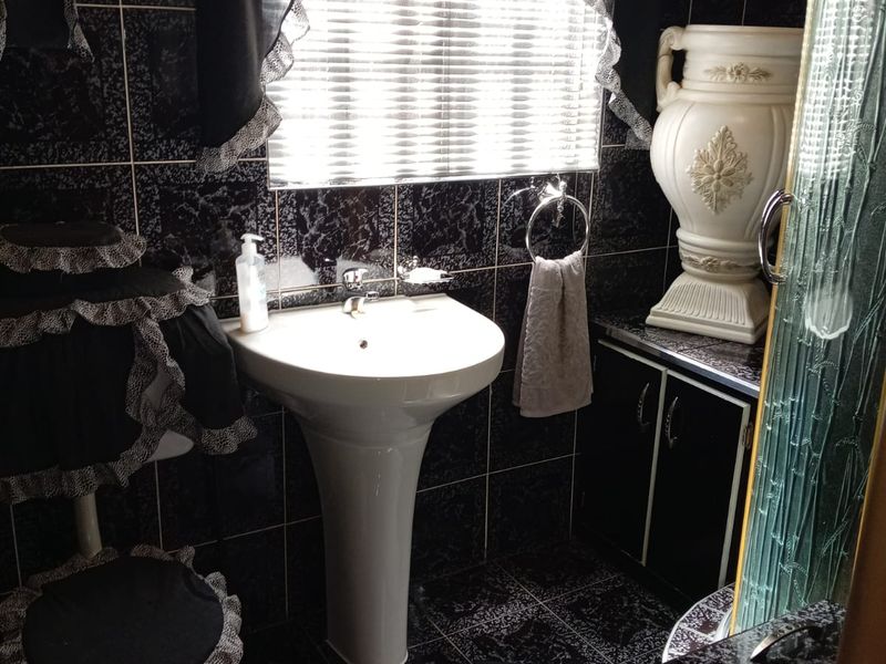 Property Advertisement Beautiful and spacious property situated in Vanderbijlpark CW3 - Photo 2