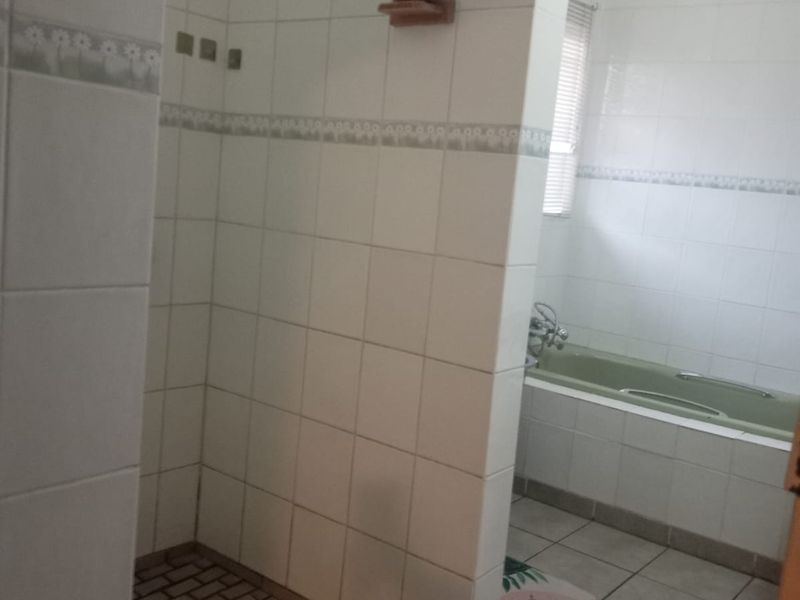 Spacious Family Home for Sale in Vanderbijlpark SE3 - Photo 5