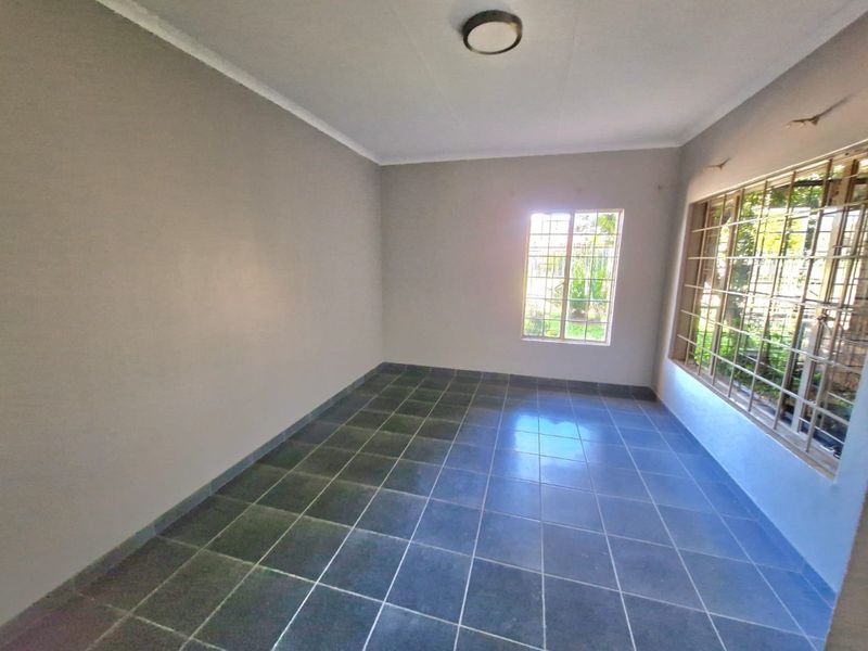 Stylish Home With Heated Pool - Photo 6