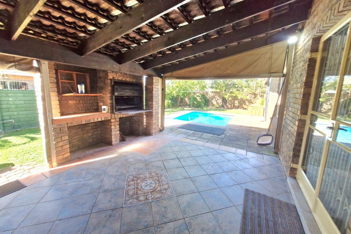 Stylish Home With Heated Pool - Photo 2