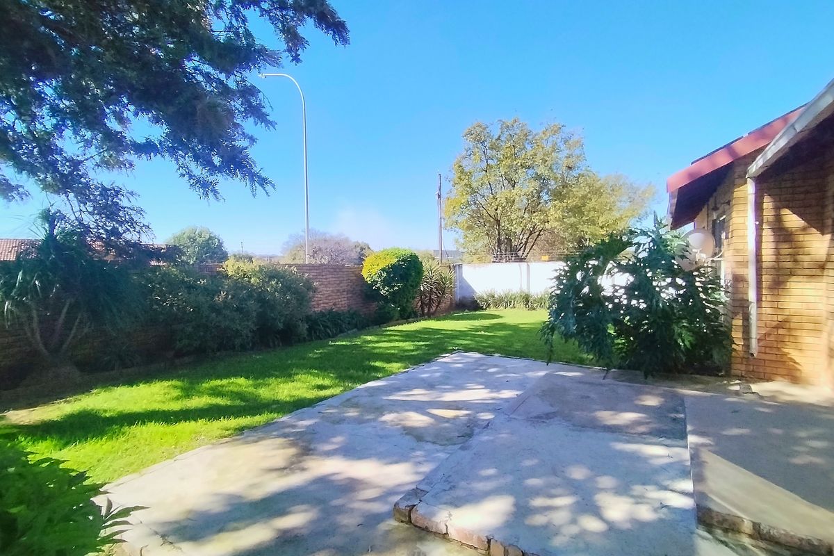 3 Bedroom House To-Let In Dalpark! - Photo 2