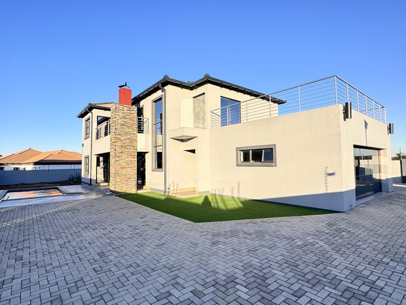 Modern Double-Storey Family Home with Pool & Stylish Entertainment Spaces - Photo 1