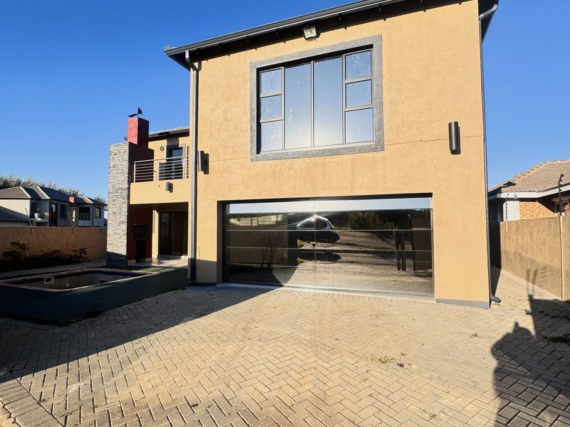 Stylish Double-Storey Family Home with Pool in Middelburg South - Photo 1