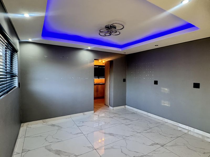 Stylish Double-Storey Family Home with Pool in Middelburg South - Photo 8